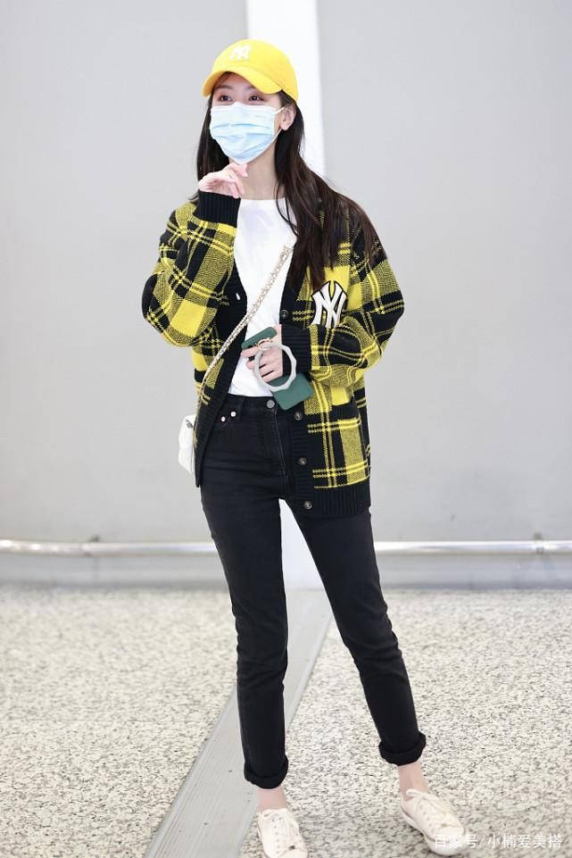 黑色 陈都灵真的好水灵，穿嫩黄色针织短袖，好有“氧气少女”的感觉