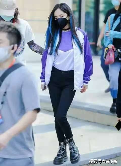 黑色 “杨幂”瘦得过分了，穿棒球服配紧身裤亮相，“双腿比胳膊还细”
