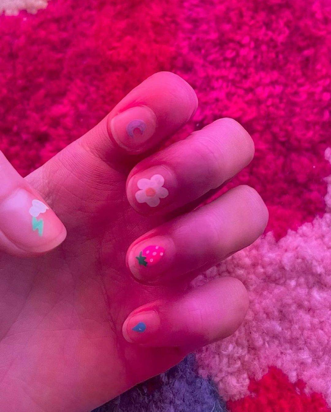 韩星|来看看韩星御用美甲师PARK EUN KYUNG为LISA设计的美甲