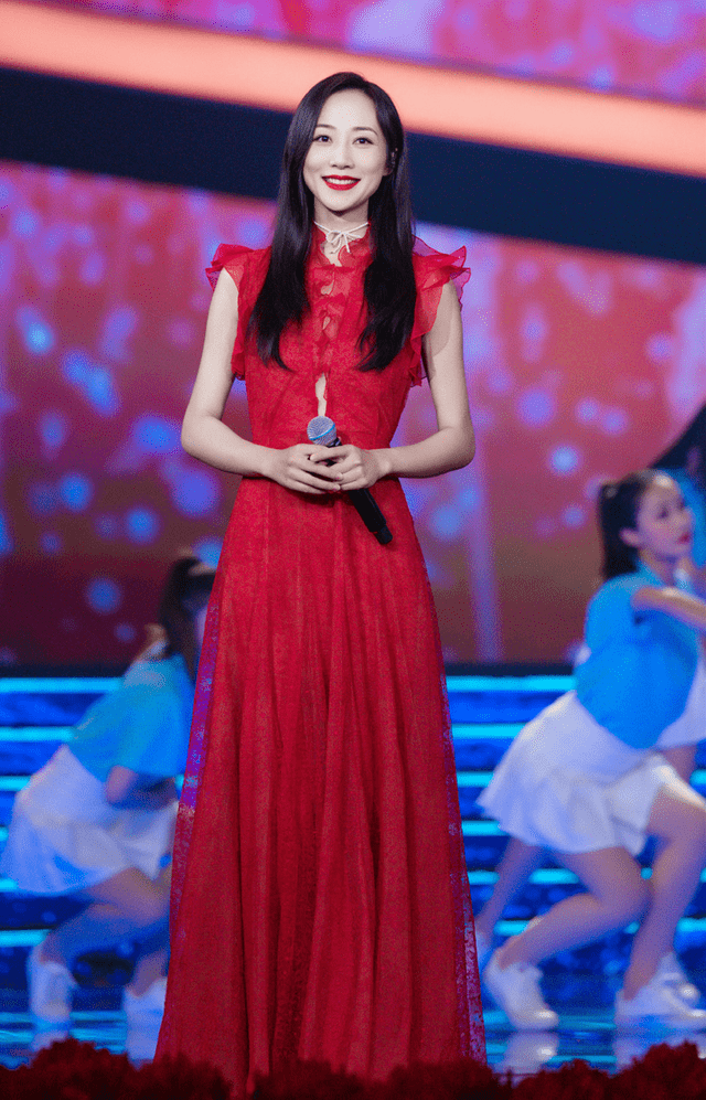 黑色 金晨又“火”了，身穿一袭红红火火的连衣裙拍时尚大片，高级惊艳