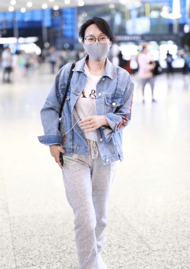皱纹 闫妮太“懒”了，素颜脸上皱纹明显还不当回事，看着都不像她了