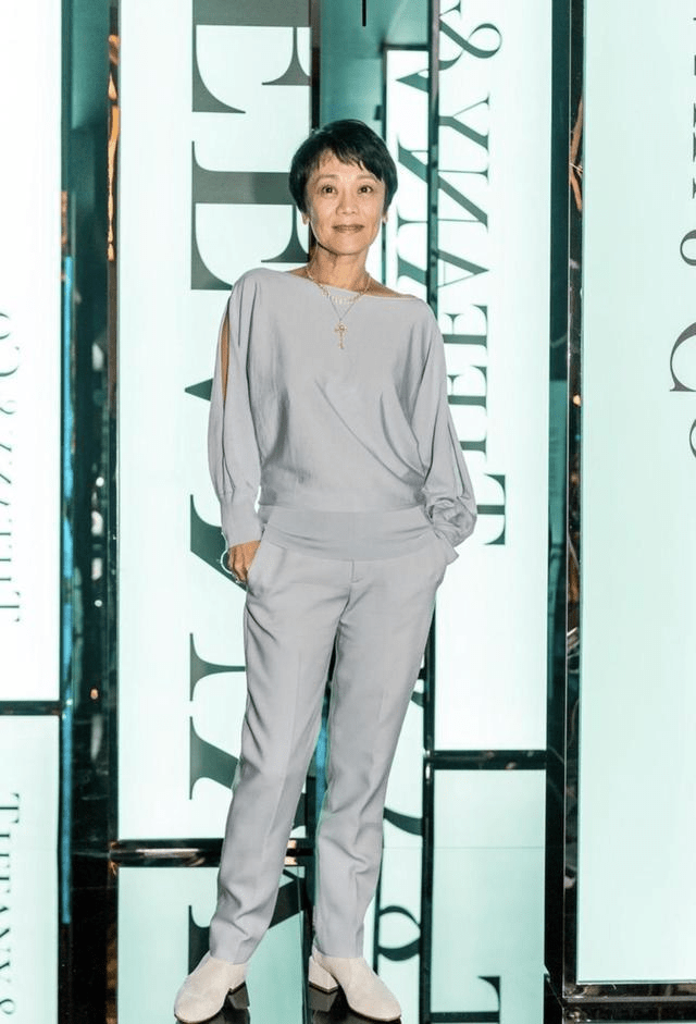 套装 66岁张艾嘉无惧衰老，穿雾霾蓝套装素颜出镜，每条皱纹都藏着优雅