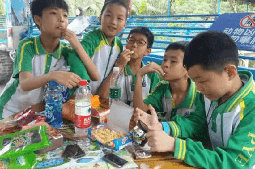 食堂|初中不允许学生带零食,学校门口零食扔一地,对此网友意见不一