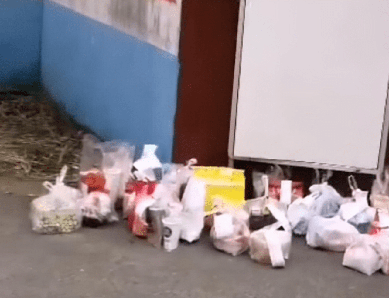 食品|继“喝11瓶奶”事件后,又有学校保安没收月饼,扔了一地让人心疼