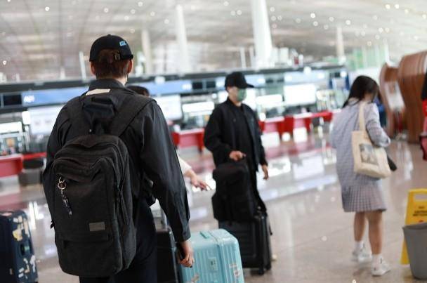 灰白色 刘恺威不愧是“叔圈典范”，机场同框魏大勋也不输气质，成熟稳重