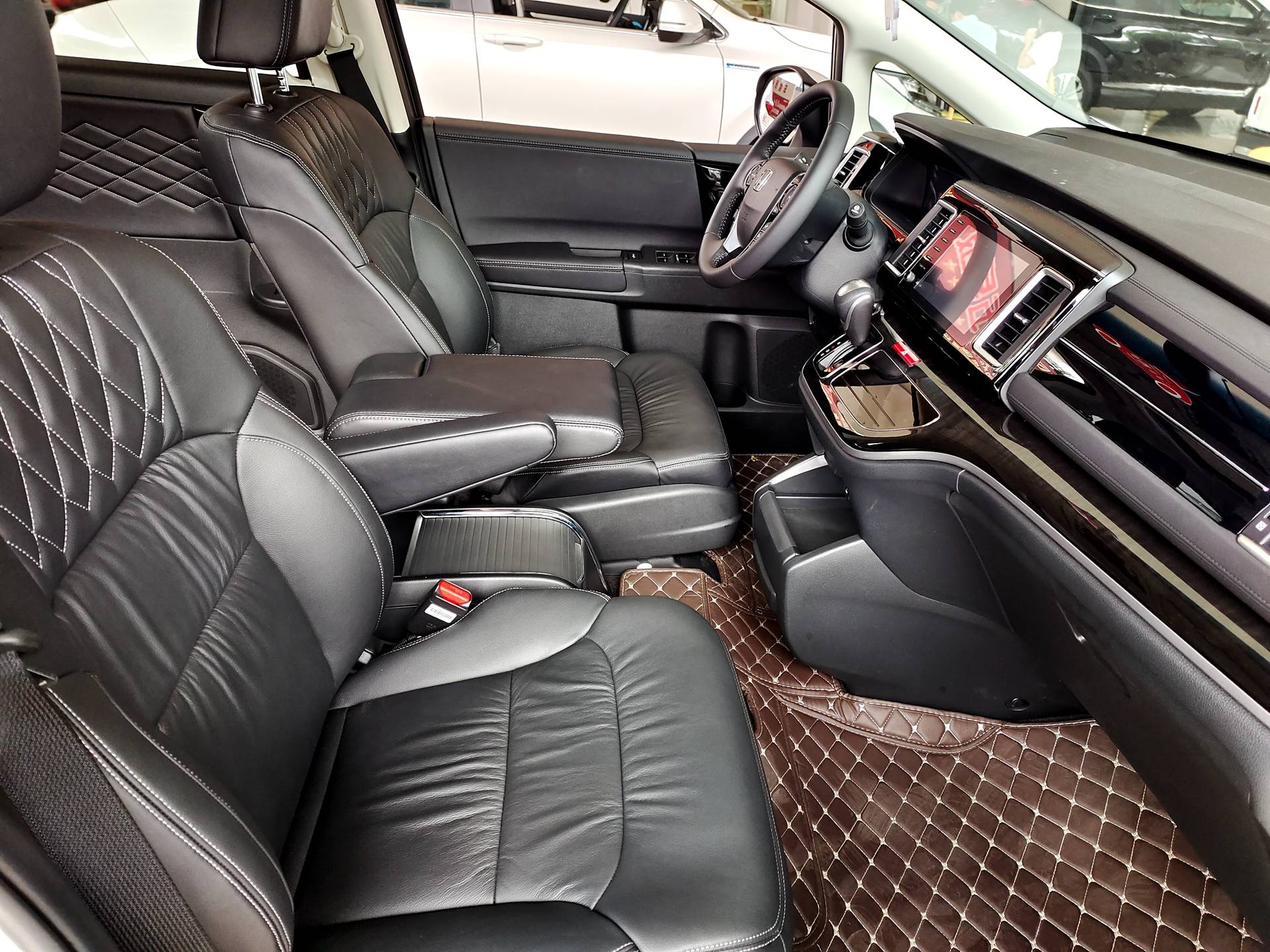 百公里不到7个油 本田艾力绅到店实拍 家用mpv好选择