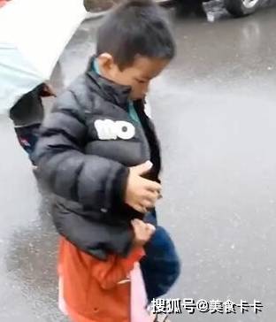 举动|4岁哥哥带3岁妹妹回家，下雨天没有带伞，哥哥举动宝妈乐开了花