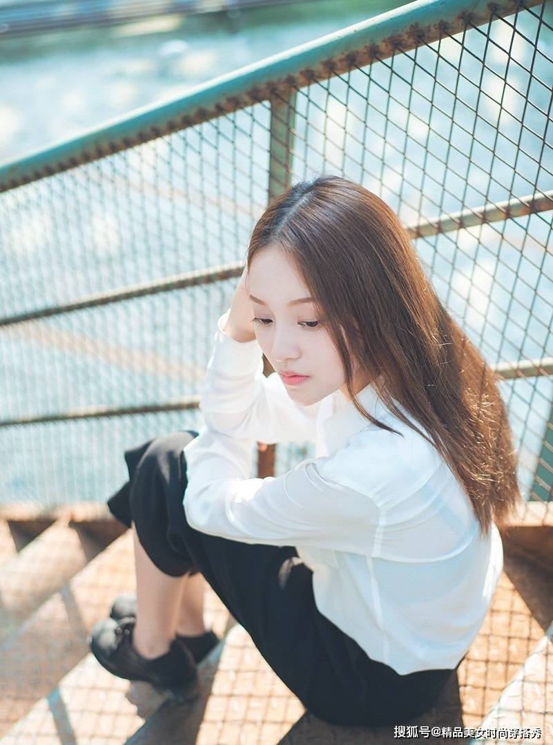 的比例|白色的衬衫搭配黑色的西裤,干练又时尚