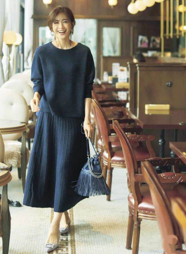 米黄色|日系穿搭,还是毛衣搭配半裙优雅,让你从路人变女神!