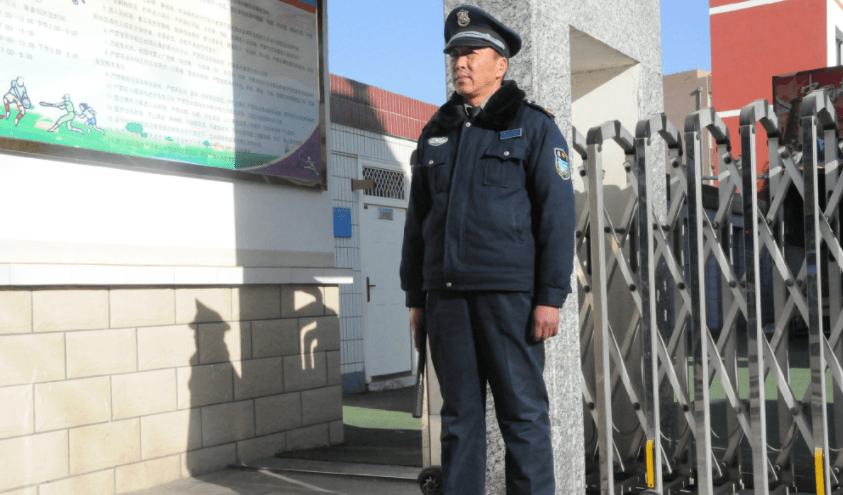 食堂|初中不允许学生带零食,学校门口零食扔一地,对此网友意见不一