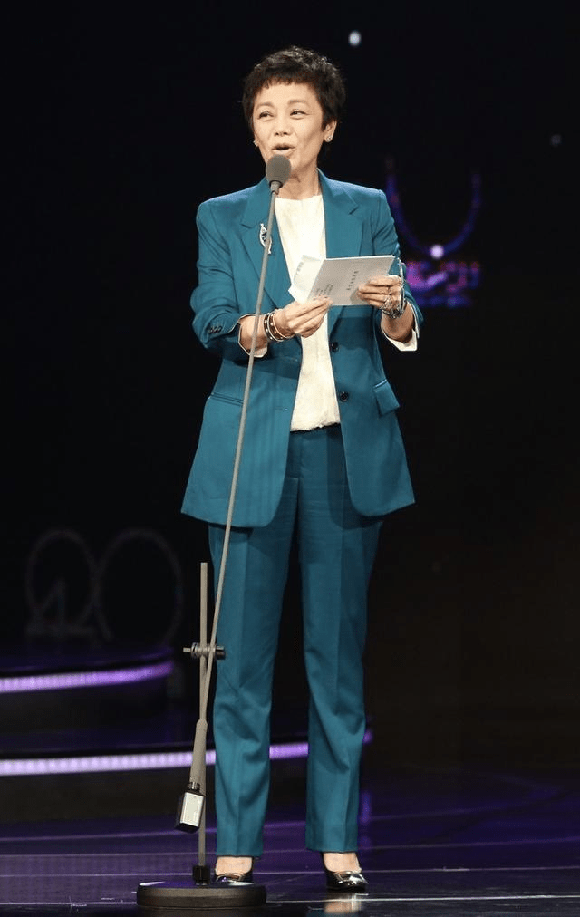套装 66岁张艾嘉无惧衰老，穿雾霾蓝套装素颜出镜，每条皱纹都藏着优雅