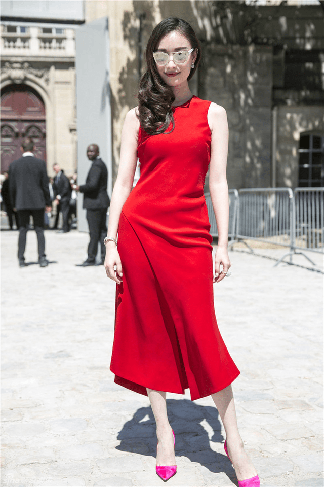 黑色 金晨又“火”了，身穿一袭红红火火的连衣裙拍时尚大片，高级惊艳