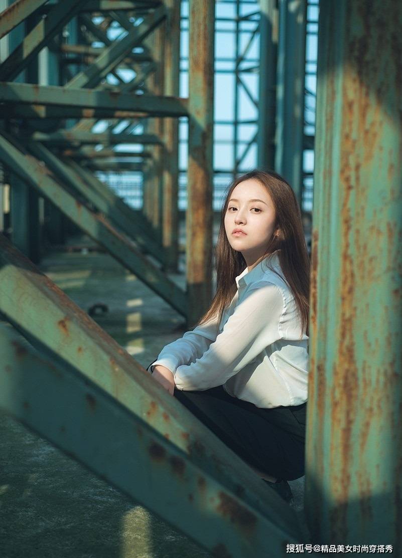 的比例|白色的衬衫搭配黑色的西裤,干练又时尚