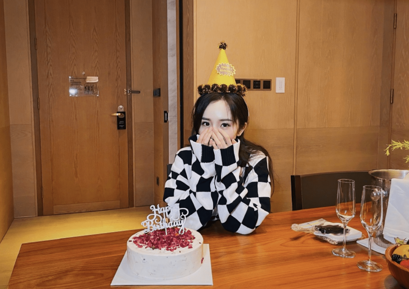 因为|杨幂三里屯逛街再被偶遇，露小蛮腰秀长腿，配合拍照毫无明星架子