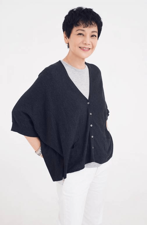 套装 66岁张艾嘉无惧衰老，穿雾霾蓝套装素颜出镜，每条皱纹都藏着优雅