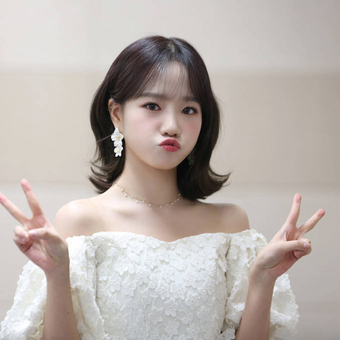 毛衣 IZONE最新私服照太养眼！成员穿搭风格迥异，金珉周无惧秀素颜