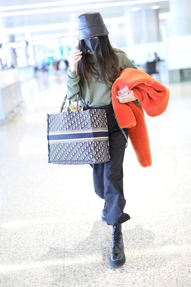 整体 Baby的衣品有点下降,穿的虽然接地气,但是却带着一种清新感