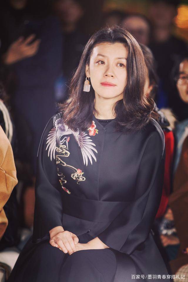 黑色 “德华姑姑”罕见扮嫩,吊带裙配白T恤时髦大方,46岁素颜真减龄