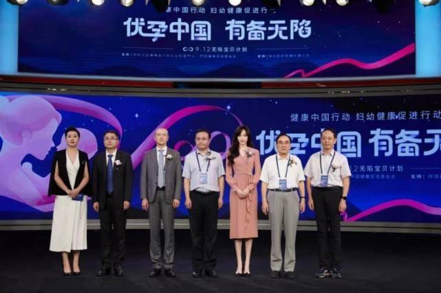 亮点 唐嫣1岁女儿正脸终于曝光！穿纱裙放学回家，完美继承妈妈的颜值