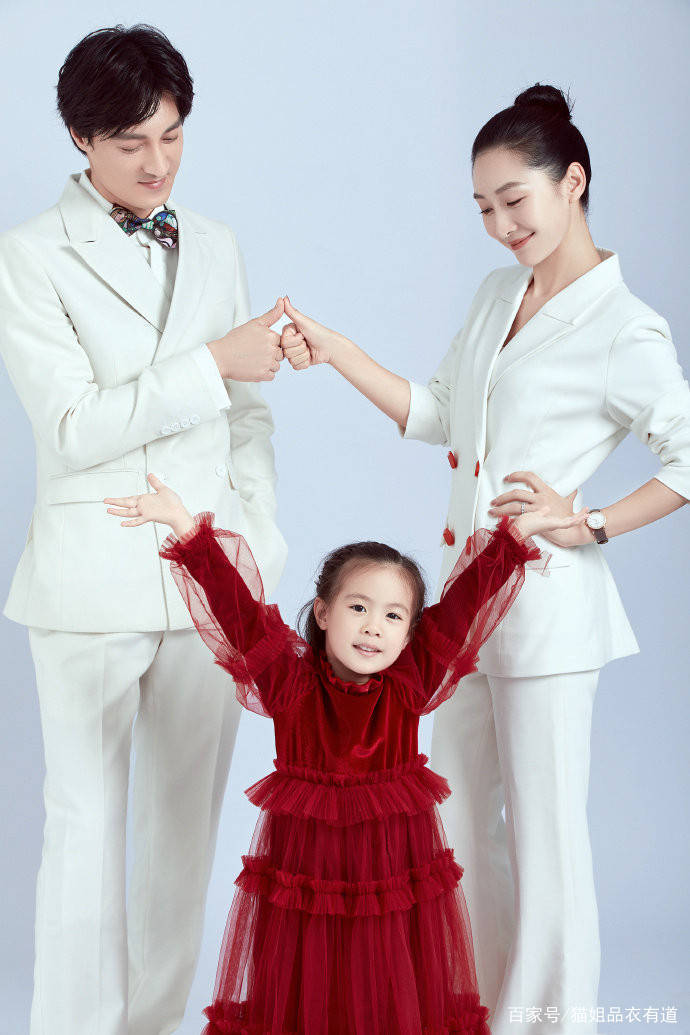 陶昕然 “安陵容”扮演者晒全家福，84斤穿西装仍有气场，女儿模样像爸