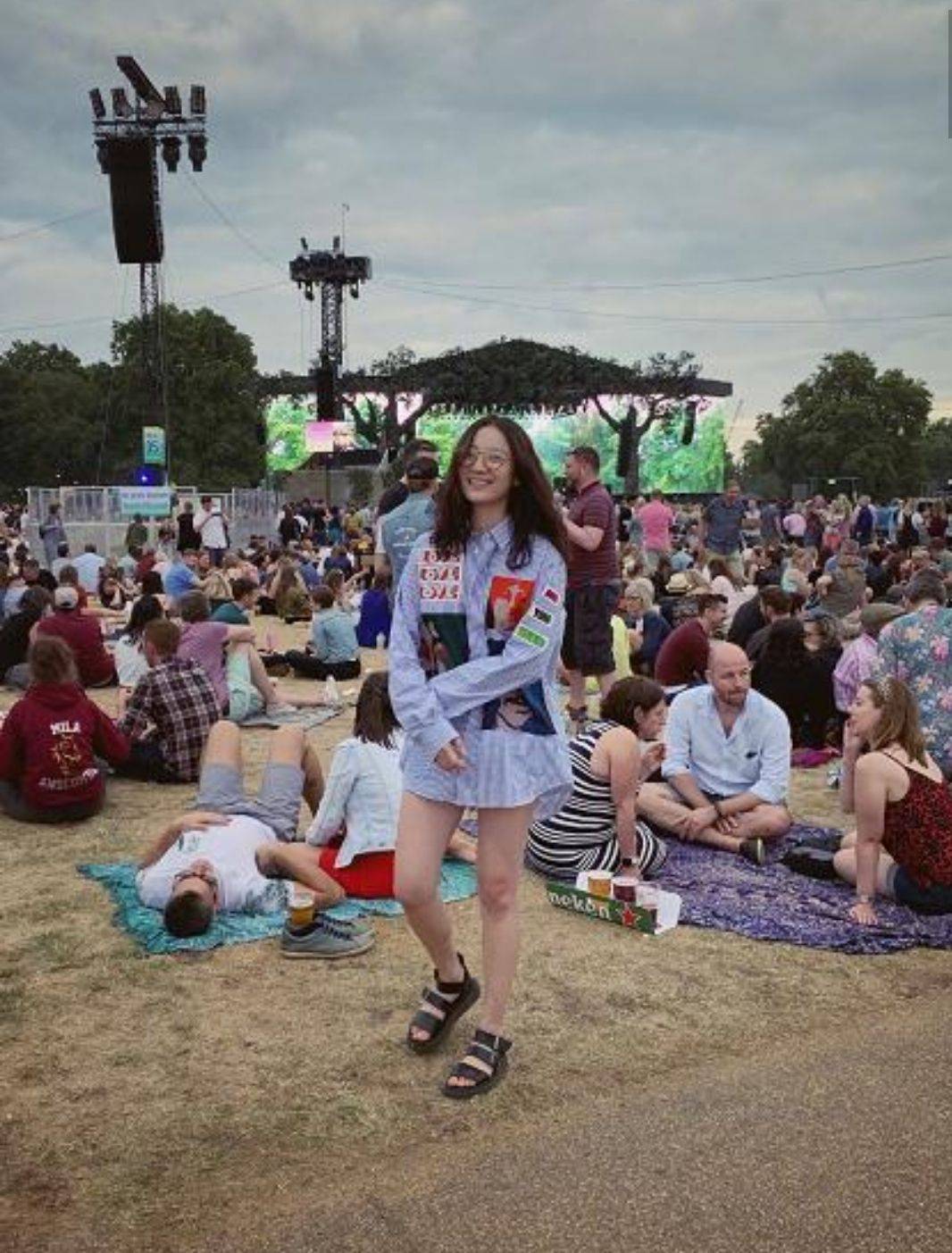 宋佳 宋佳穿长款条纹衬衫外国游，搭配下衣失踪，即使素颜也有国际范