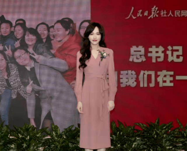 亮点 唐嫣1岁女儿正脸终于曝光！穿纱裙放学回家，完美继承妈妈的颜值