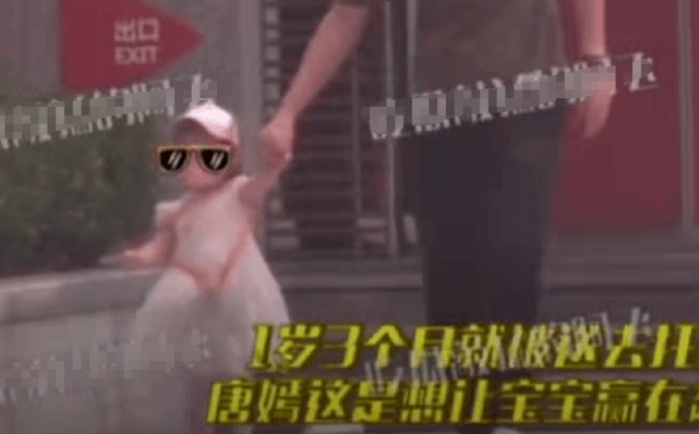 身材 唐嫣放下巨星架子！穿休闲装接女儿放学，娃才一岁多就到妈妈膝盖