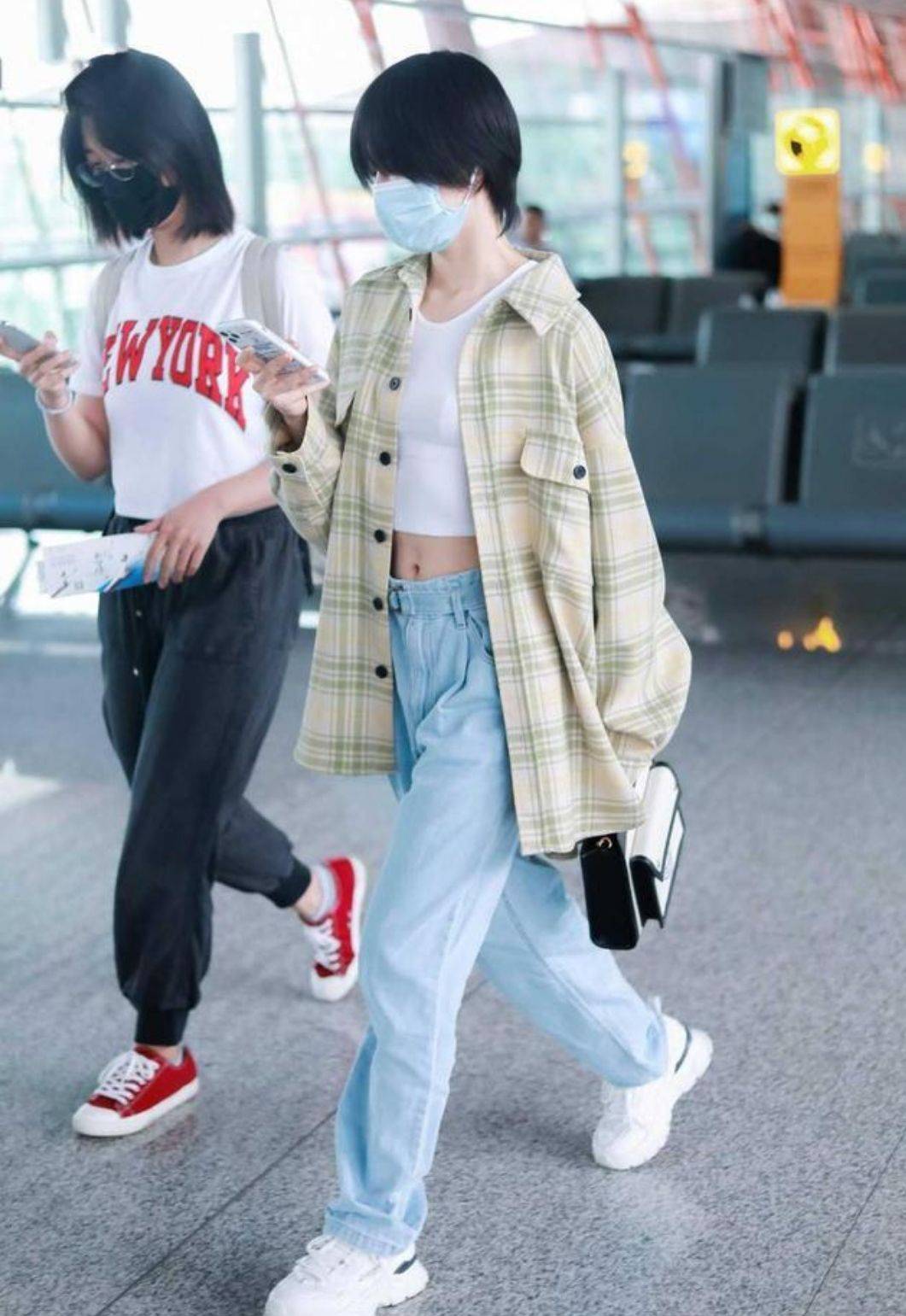 宋佳 宋佳穿长款条纹衬衫外国游，搭配下衣失踪，即使素颜也有国际范