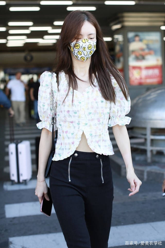 身材 金晨不化妆素颜出镜，长相依旧有魅力，露出小蛮腰尽显窈窕身姿