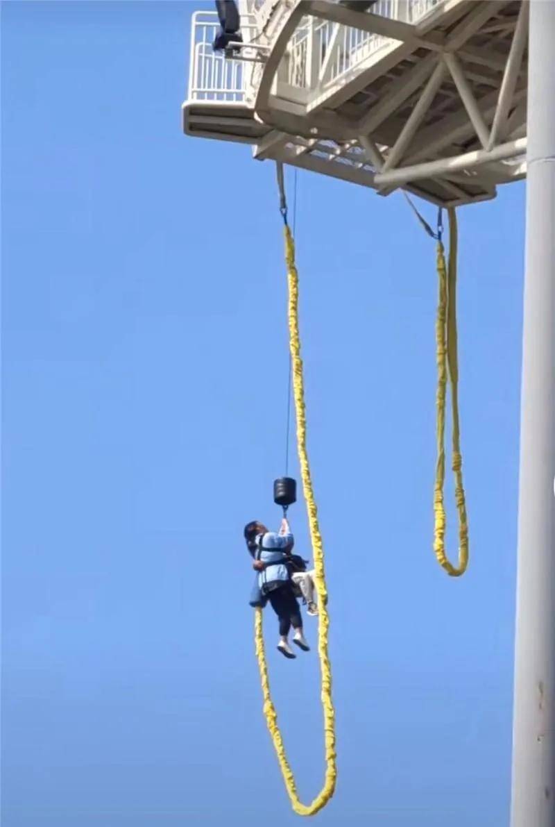 反转!游客在苏州一景区蹦极,跳下去才发现扣子没扣好?原来是……_教练