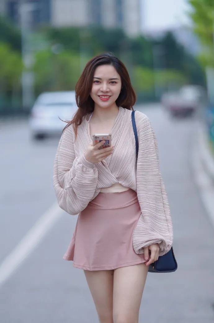 女生 长相甜美的女生怎么穿才耐看？裙装是必不可少的，娇俏艳丽又清新