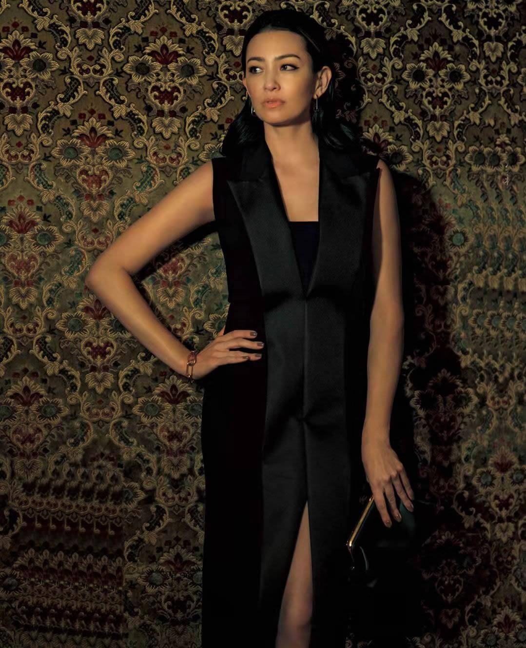 曲线 穿对黑色，我有一套！大女人风的“黑色穿搭”大赏，40+女人必学