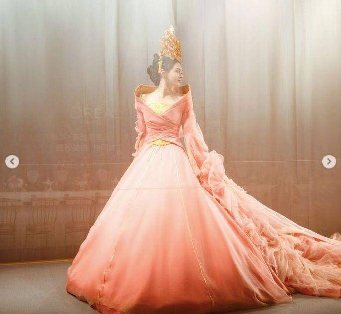 设计 意大利品牌跨界苗族设计,刘雯化身苗寨少女,国潮燃起来不得了