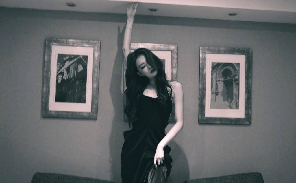 身材 徐璐聚餐被人偶遇,穿大码长袖玩失踪,粉丝镜头下嘴咬筷子好撩人