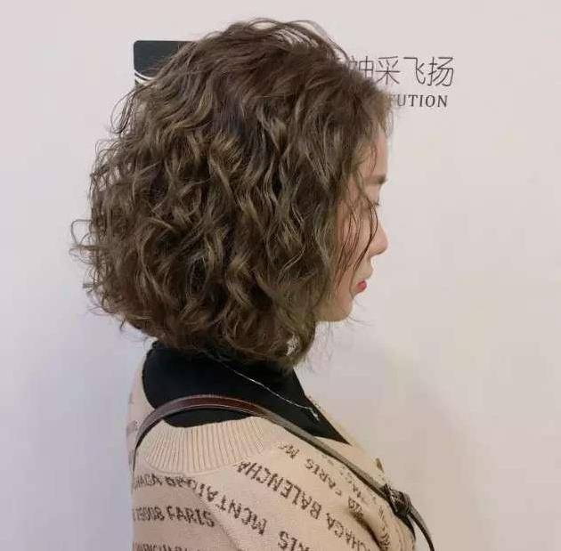 发型年前烫了羊毛卷，现在头发像枯草，拉直还是保养大家给个建议