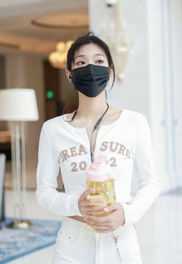 成功 曾可妮真懂打扮，穿露脐装大方秀蛮腰，却被手上的大水杯抢镜