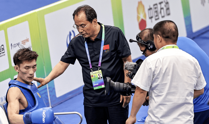 河南散打队总教练,塔沟武校党委书记兼总教练刘海科现场指导孔洪星(蓝