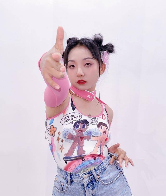 粉色 辣目洋子又“辣眼”了，模仿女团穿热裤真大胆，还真像个idol的样