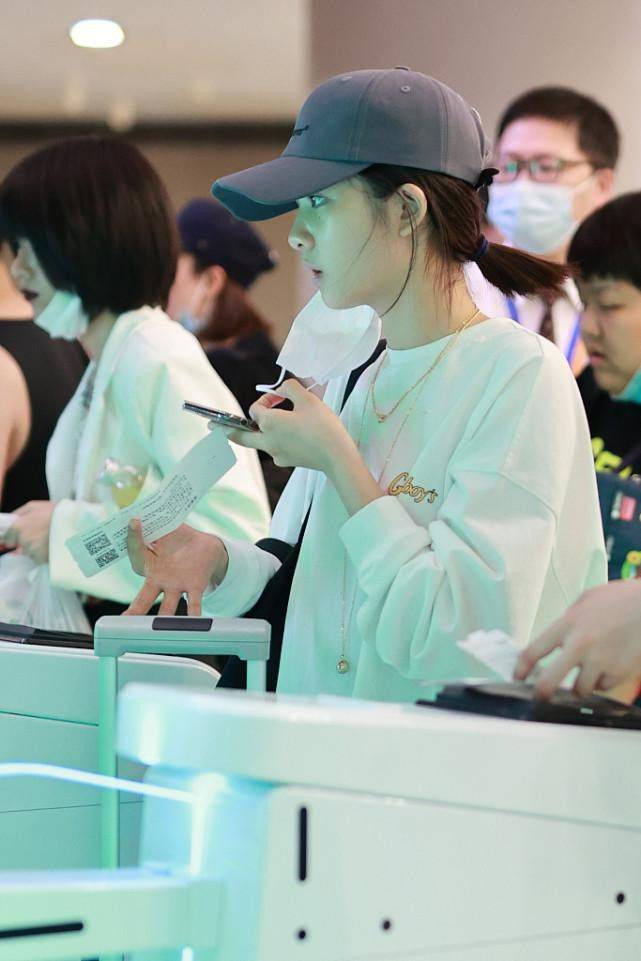 身材 黄多多真长大了，穿卫衣配短裤显得挺成熟的，不像15岁的样子