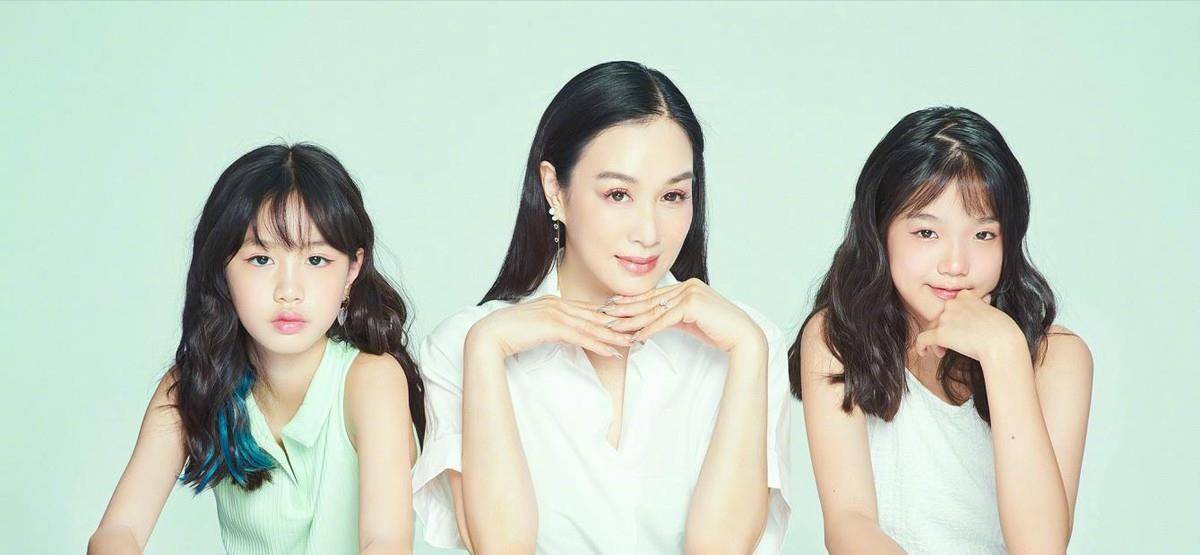 姐妹 钟丽缇两个小女儿，穿“家居服”拍照似大片，遗传了妈妈的好基因