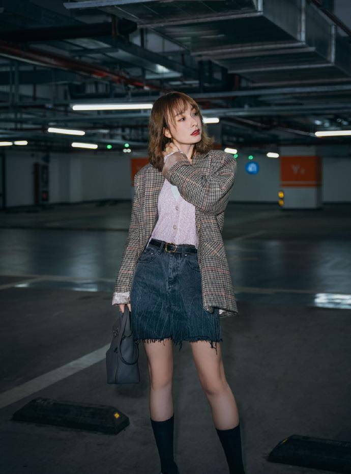 元素 阿娇胖到不敢认，走机场穿格纹西装藏不住圆鼓鼓肚子，但气场仍在