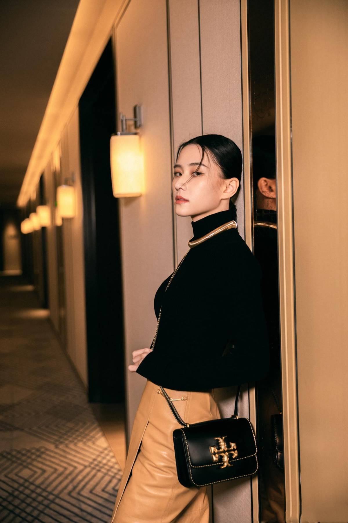 身材 何超莲出身“大户人家”，演绎半身裙穿搭真洋气，时尚感拿捏了
