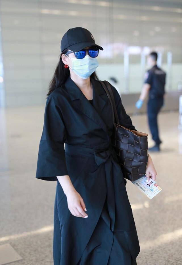 大包 梅婷戴墨镜气势好强,穿直筒大衣背大包,赶路的样子都带着名媛感