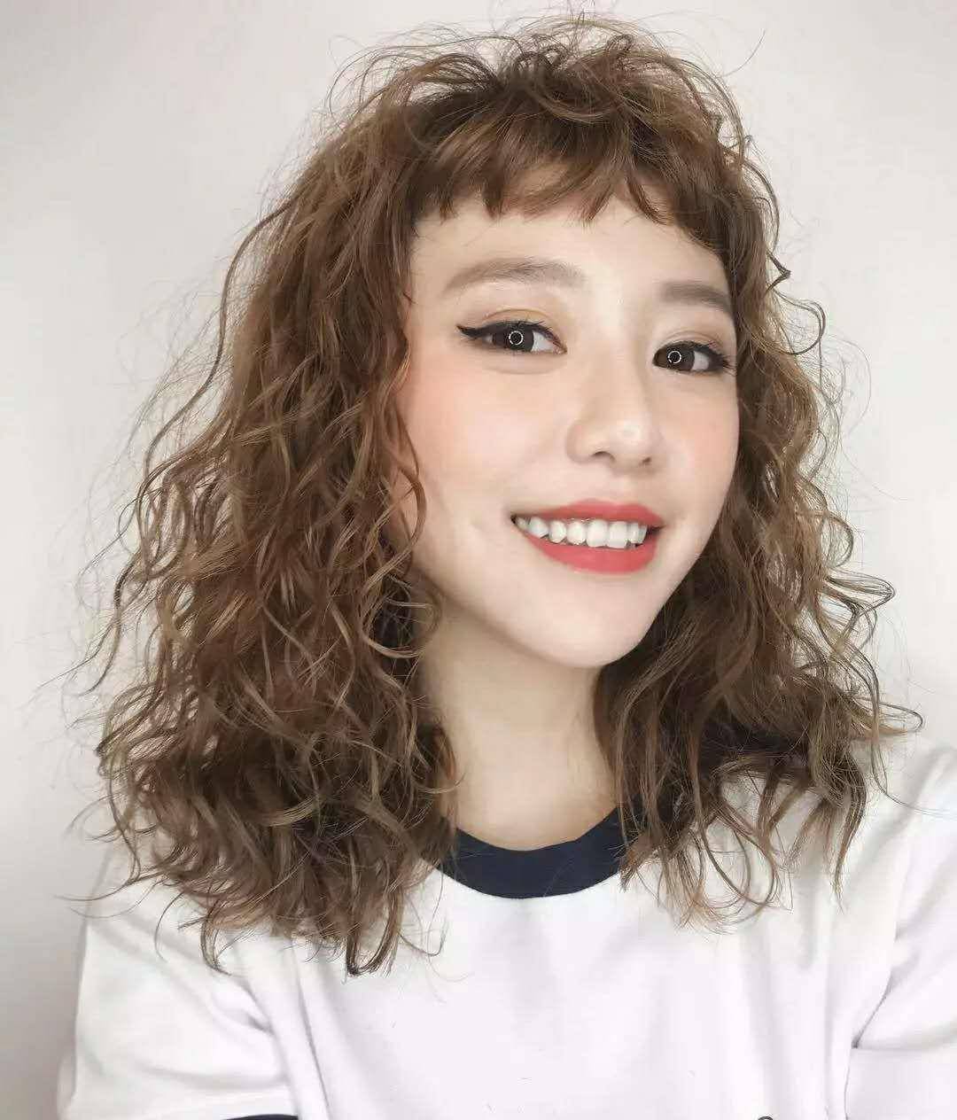 发型年前烫了羊毛卷，现在头发像枯草，拉直还是保养大家给个建议