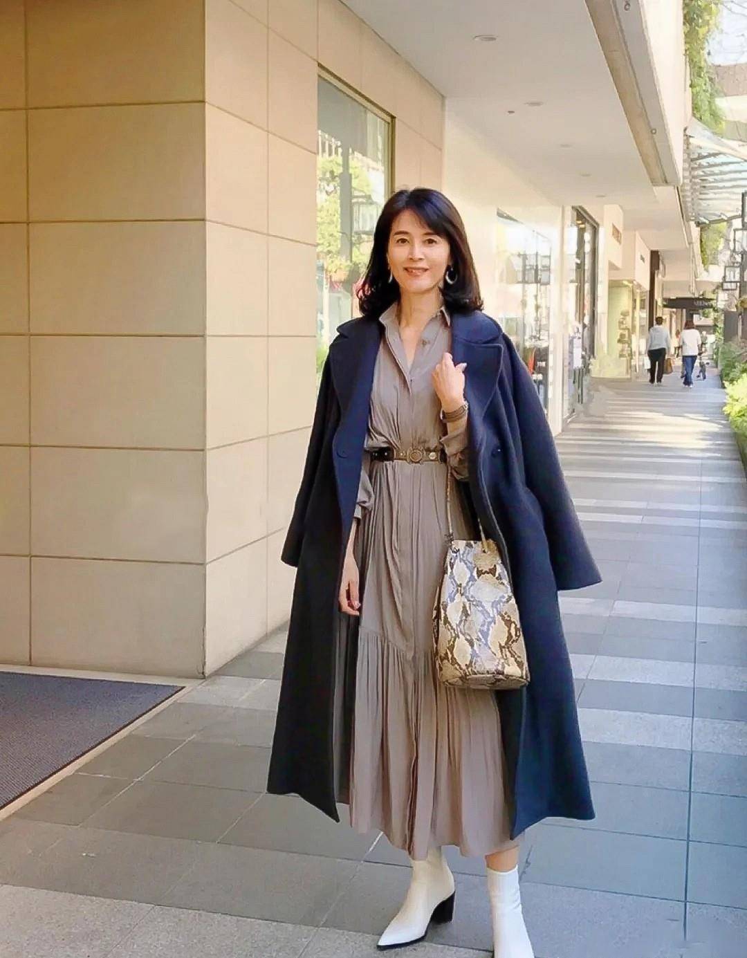 主妇 女人腿粗屁股大，尽量别总穿黑裤子！瞧日本主妇这样，时髦又好看
