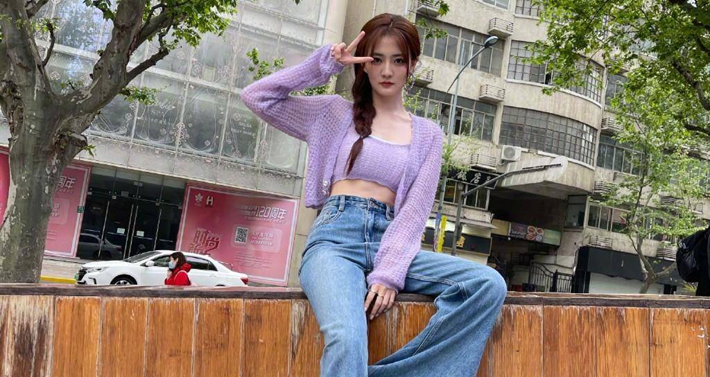 身材 徐璐聚餐被人偶遇,穿大码长袖玩失踪,粉丝镜头下嘴咬筷子好撩人