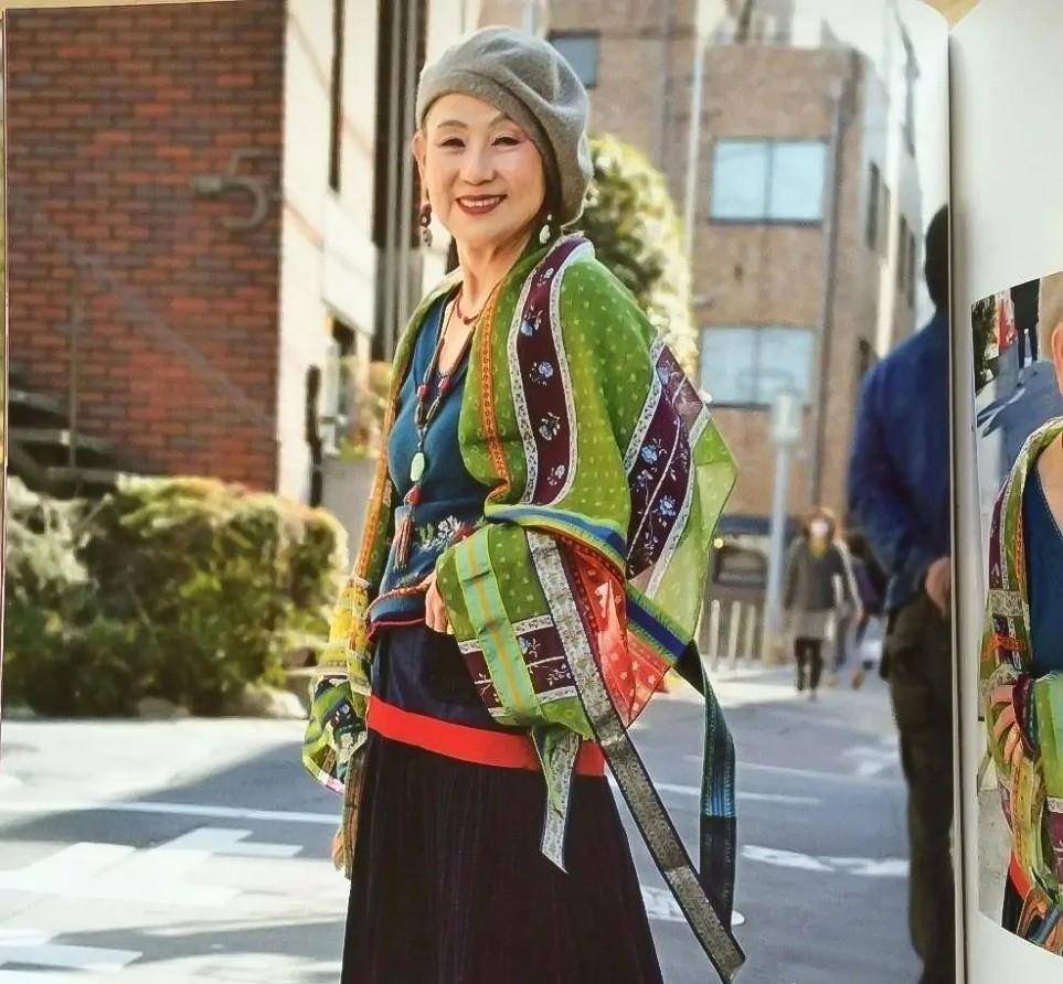 黑色 女人年过60岁又怎样？瞧“日本大妈”多爱打扮！自信的女人最美