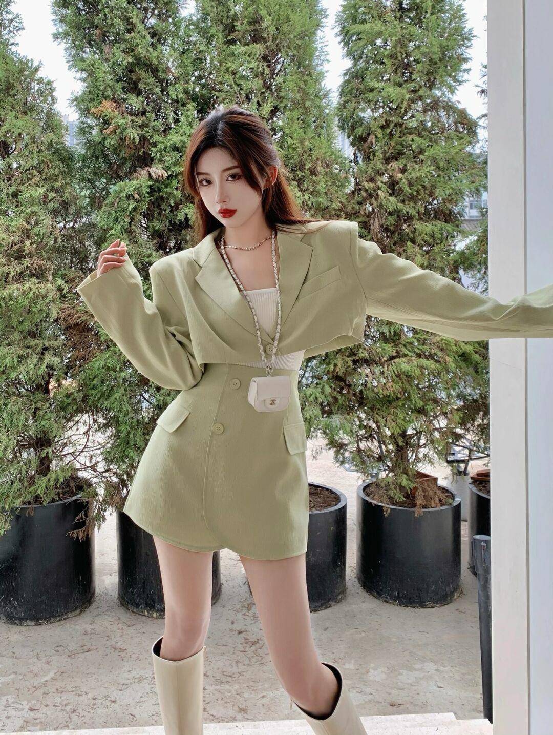 黑色 不要追求过度露肤，适度的才是精髓，教你如何轻松打造复古纯欲风