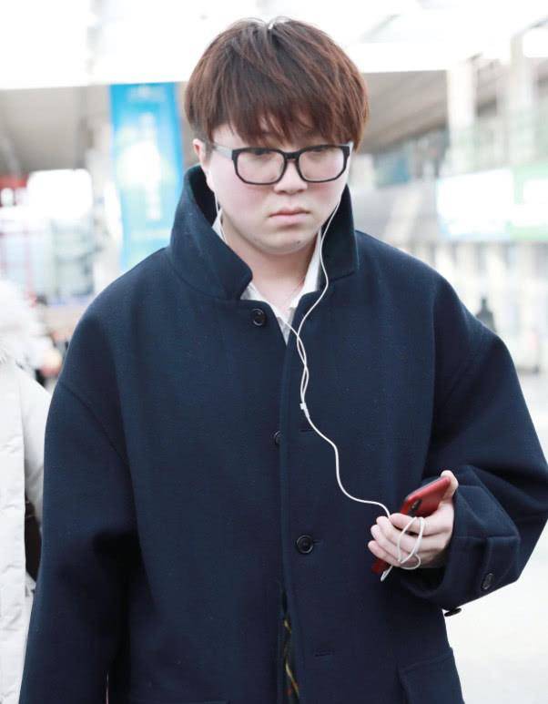 因为 毛不易这操作我服了,围巾当裙子用,耳机线太长原来可以这样做