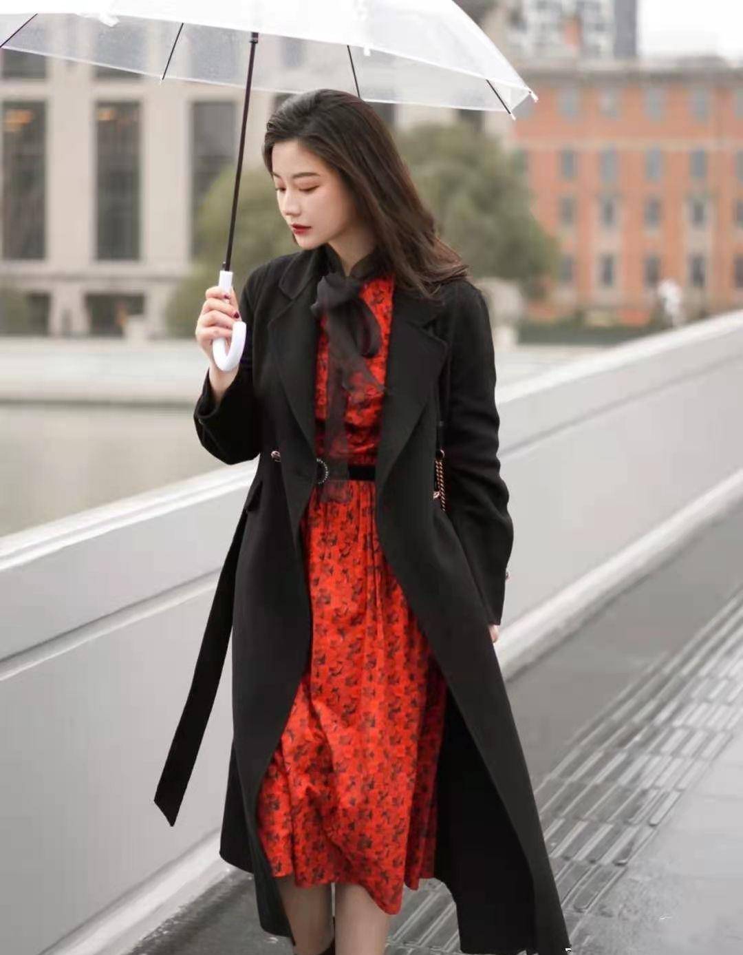 黑色 时尚轮回，买大衣首选“经典色”，不过时的时髦